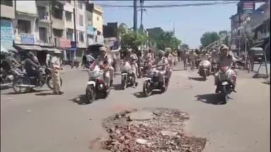 ਪਠਾਨਕੋਟ: ਬੱਸ ਸਟੈਂਡ ਤੋਂ ਪੁਲਿਸ ਨੇ ਕੱਢਿਆ ਫਲੈਗ ਮਾਰਚ, ਐੱਸ ਐੱਸ ਪੀ ਵੀ ਹੋਏ ਸ਼ਾਮਲ