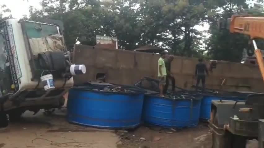 तोंगपाल: NH-30 कांगेरघाटी नेशनल पार्क वन-वे रास्ते के S मोड़ पर ट्रेलर वाहन अनियंत्रित होकर पलटा, कोई जनहानि नहीं