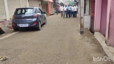 सुठालिया: मुख्यमंत्री कायाकल्प योजना के तहत नगर में बनाई गई सड़क के घटिया निर्माण की शिकायत पर मौके पर पहुंचे CMO