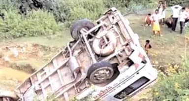 सिंगरौली: चितरंगी थाना क्षेत्र के बसनिया में 108 एंबुलेंस वाहन पलटा, ड्राइवर को आई हल्की चोट