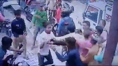 फर्रुखाबाद: समुदाय विशेष के दबंगों ने मोहल्ला घेर शामू खां में ऑटो चालक के साथ की मारपीट, CCTV कैमरे में कैद हुई घटना