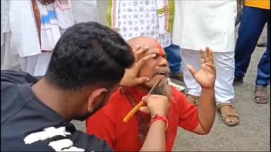 हुज़ूर: मिर्ची बाबा ने भाजपा सरकार के खिलाफ विरोध जताने के लिए भोपाल में PCC कार्यालय के सामने मुंडवाया अपना सिर