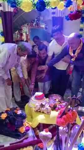 जजपा नेता विश्वम्भर पाठक ने जन्माष्ट्मी के मौके पर मंदिरों मे शीश नवाया व क्षेत्र मे खुशहाली की कामना किया।