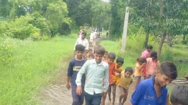 इकौना: बैदौरा मसरिक मजरा के श्लेमपुर गांव में जलभराव से ग्रामीण परेशान, कई माह से बच्चे नहीं जा रहे स्कूल