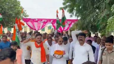 मड़ियाहू: बारीगांव में सांसद बीपी सरोज ने 'मेरी माटी मेरा देश' अभियान के तहत किया मिट्टी संग्रहण