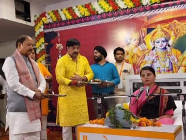 मड़ियाहू: नगर के उषा उपवन में आयोजित श्री राम कथा के समापन पर सांसद बीपी सरोज हुए शामिल