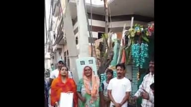 ਜਲੰਧਰ 1: ਜਲੰਧਰ ਦੇ ਬੂਟਾ ਪਿੰਡ ਵਿਖੇ ਵਾਲਮੀਕਿ ਮੰਦਰ ਦੇ ਬਾਹਰ ਲੱਗੇ ਨਿਸ਼ਾਨ ਸਾਹਿਬ ਨੂੰ ਕੁੱਟਣ ਨੂੰ ਲੈ ਕੇ ਹੋਇਆ ਹੰਗਾਮਾ।