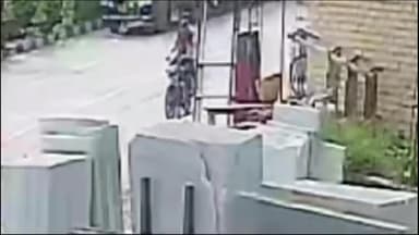 पिंड्रा: काजी सराय में महिला का पर्स छीन कर बाइक सवार दो बदमाश फरार, सीसीटीवी फुटेज वायरल