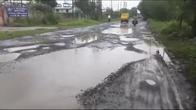 जबलपुर: कैंट विधानसभा के गोरा बाजार क्षेत्र में सड़कों की बदहाल स्थिति, अनुसूचित विभाग और और केंट कांग्रेस ने निकाली विरोध रैली