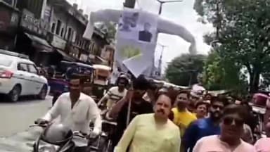 हरिद्वार: हिंदू युवा वाहिनी कार्यकर्ताओं ने शिव मूर्ति पर प्रदर्शन कर उदय निधि स्टालिन का पुतला पुतला दहन कर किया विरोध प्रदर्शन