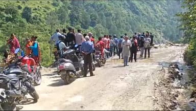 थराली: करणप्रयाग ग्वालदम राष्ट्रीय राजमार्ग थराली उतिसियाण मे रहा बाधित दोनों और लगी रही गाड़ियों की लंबी लाइन