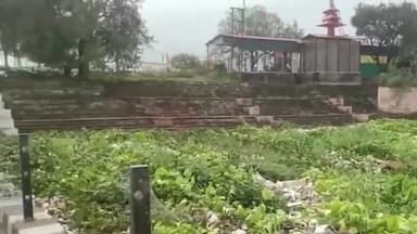 उज्जैन शहर: उज्जैन के भैरवगढ़ क्षेत्र में लगातार दूसरे दिन भी नगर निगम द्वारा शिप्रा नदी से जलकुंभी निकली गई