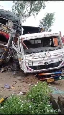 सफीपुर: निंदेमऊ गांव के पास तेज रफ्तार ट्रक व कंटेनर में हुई भिड़ंत, चालक घायल