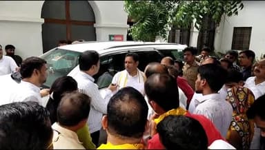 इटावा: सदर इलाके के केम्प कार्यालय में भाजपा सांसद रामशंकर कठेरिया ने जनता व कार्यकर्ताओं की समस्याओं को सुन दिया आश्वासन