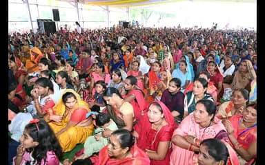 बेमेतरा: कांग्रेस कमेटी द्वारा बेमेतरा की कृषि उपज मंडी में आयोजित तीजा पोरा कार्यक्रम में बड़ी संख्या में शामिल हुई महिलाएं