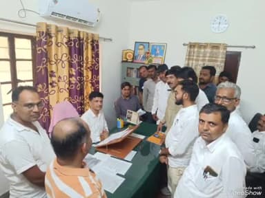 रानीवाड़ा: रानीवाड़ा को सांचौर जिले में शामिल करने का विरोध धरने में पहुंचे एडीएम धरनार्थियों से की मुलाकात।