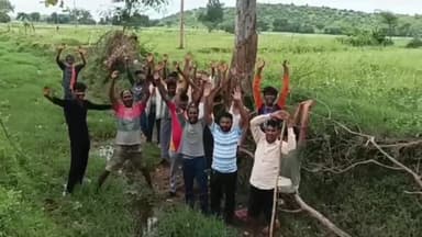 अजयगढ़: सड़क विहीन ग्राम भवानीपुर के लोगों ने सड़क नहीं बनने पर किया मतदान बहिष्कार का ऐलान
रोड नहीं तो वोट नहीं के लगाए नारे