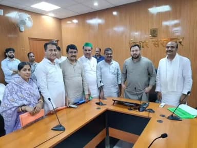 सुरसंड: सुरसंड की विभिन्न समस्याओं को लेकर पूर्व विधायक सैयद अब्बू दोजाना ने उपमुख्यमंत्री तेजस्वी यादव को कराया अवगत