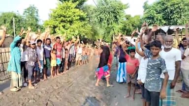 सिकटी: बीड़ी तरोणा पंचायत के लोगों ने जर्जर सड़क से परेशान होकर प्रशासन और नेताओं के खिलाफ किया जमकर प्रदर्शन।