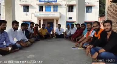 कहरा: स्नातकोत्तर परीक्षा के लिए होम सेंटर की मांग को लेकर एमएलटी कॉलेज परिसर में छात्र संघ की हुई बैठक