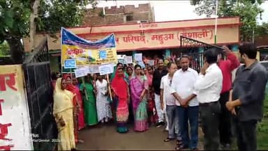 महुआ: नगर परिषद द्वारा स्वयं सहायता समूह की महिलाओं के साथ प्लास्टिक के उपयोग पर रोक के लिए निकाली गई जागरूकता रैली