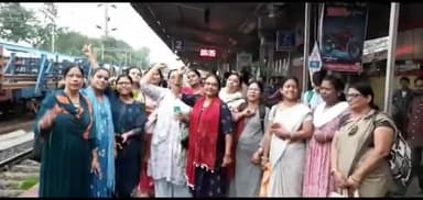 नरसिंहपुर: पुरानी पेंशन बहाली की मांग को लेकर रेलवे स्टेशन से जनशताब्दी सुपरफास्ट ट्रेन के जरिए शिक्षकगण भोपाल के लिए हुए रवाना