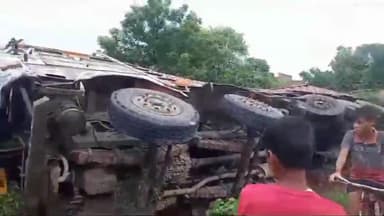 फुल्लीडूमर: डोमो कुमारपुर गांव के पास गिट्टी लदी ट्रक असंतुलित होकर सड़क किनारे पलटी, चालक व खलासी हुए फरार