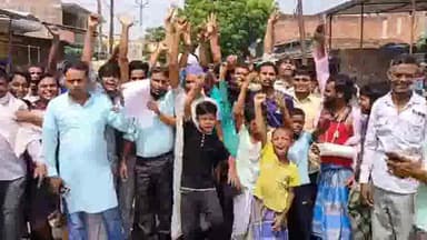 लहरतारा से कोटवा मार्ग पर ग्रामीणों ने किया चक्का जाम, बिजली समस्या को लेकर जताया विरोध