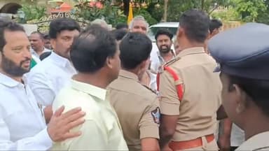 తాడేపల్లిగూడెం: పట్టణంలో రిలే నిరాహార దీక్షకు వెళ్లకుండా టీడీపీ నేత బాబ్జిని అడ్డుకున్న పోలీసులు, TDP శ్రేణులు పోలీసులకు మధ్య వాగ్వాదం