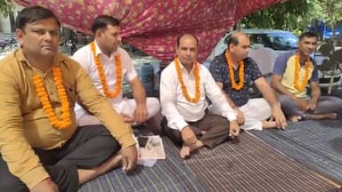 करनाल: सेक्टर-12 में कच्चे से पक्का करने की मांग को लेकर गेस्ट टीचरों ने दिया धरना, अनिश्चितकालीन प्रदर्शन दूसरे दिन भी जारी