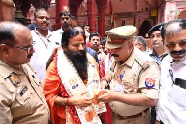 श्री काशी विश्वनाथ और अन्नपूर्णा मंदिर में योग गुरु बाबा रामदेव ने टेका मत्था