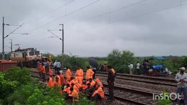 धौलपुर: जेल रोड के पास बारिश अधिक होने से रेल की पटरियां जमीन में धंसी, कई ट्रेनों के रूटों को किया गया डिवाइड