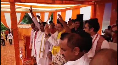 इटावा: इटावा क्लब में आयोजित कार्यक्रम में पहुंचे पीडब्ल्यूडी मंत्री ने दीप जलाकर कार्यक्रम का किया शुभारंभ, सांसद-विधायक मौजूद