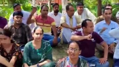 करनाल: करण पार्क में विभिन्न विभागों के कच्चे कर्मचारियों द्वारा सरकार से पक्का किए जाने की मांग को लेकर किया गया प्रदर्शन