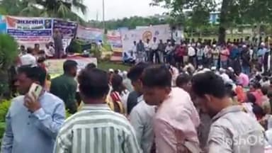 हुज़ूर: शाहजहानी पार्क में अपनी मांगों को लेकर आउटसोर्स कर्मचारियों के द्वारा की गई हड़ताल