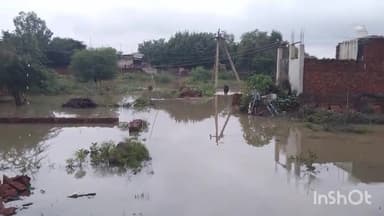 धौलपुर: वार्ड नंबर 59 की संगम विहार व रोहिणी नगर में सड़कों पर भरा पानी, राहगीरों को निकालने में हो रही परेशानी