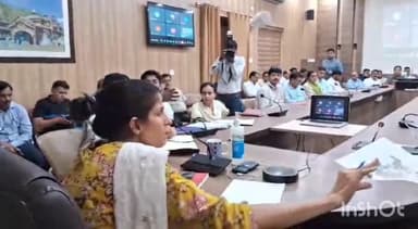 देहरादून: जिलाधिकारी ने जनसुनवाई के दौरान लोगों की समस्याओं का निस्तारण करने के अधिकारियों को दिए निर्देश