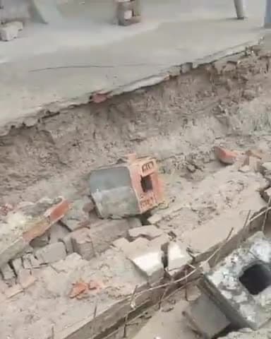हसनपुर: कोतवाली क्षेत्र में तीसरे मील पर निर्माणाधीन नाले में बरसात का पानी भरने से गिरीं मकान की दीवारें, टला बड़ा हादसा