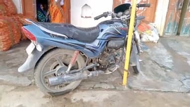 पिंड्रा: हरहुआ सब्जी मंडी के सामने लावारिस हाल में मिली पैशन प्रो, दुकानदारों ने पुलिस को सौंपा