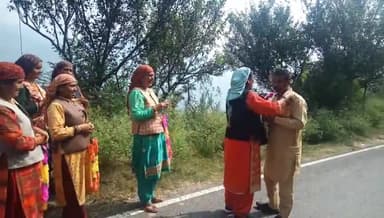 कुमारसैन: जिला परिषद सदस्य उज्वलसेन मेहता ने किया भरेड़ी पंचायत का दौरा, महिला मंडल क्वाला को ₹50 हज़ार देने की घोषणा की