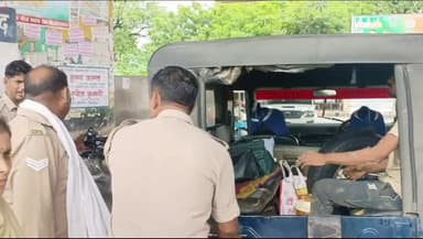 शिकोहाबाद: सुभाष तिराहे से मोबाइल फोन छीन कर भाग रहे चोर को भीड़ ने पकड़ कर पुलिस को सौंपा