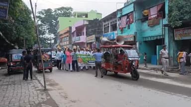 अरेराज: जदयू कार्यकर्ताओं के द्वारा अरेराज शहर में भाजपा के खिलाफ निकाला गया मसाल जुलूस