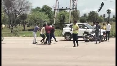 नांगल राजावतान: नागल राजावतान के टिटौली टोल प्लाजा पर बीजेपी की परिवर्तन यात्रा का विरोध सांसद जसकोर मीणा को दिखाएं काले झंडे