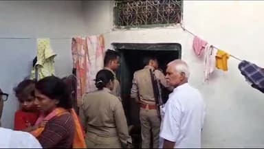 शिकोहाबाद: मोहल्ला जैन स्टीट में महिला ने फांसी लगाकर की आत्महत्या, जांच में जुटी पुलिस