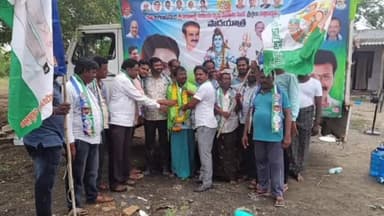 కొండపి: 2024లో మళ్లీ సీఎం జగన్ రావాలని శీలం రాము చేస్తున్న పాదయాత్రకు పొదిలిలో సింగరాయకొండ వైసీపీ నాయకుల సంఘీభావం