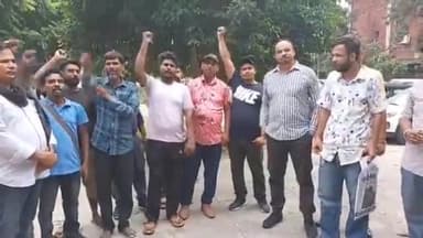 ਜਲੰਧਰ 1: ਡੀਸੀ ਦਫ਼ਤਰ ਦੇ ਬਾਹਰ ਈ ਰਿਕਸ਼ਾ ਚਾਲਕਾਂ ਨੇ ਆਟੋ ਚਾਲਕਾਂ ਦੇ ਖਿਲਾਫ ਕੀਤਾ ਰੋਸ, ਡੀ.ਸੀ ਨੂੰ ਸੌਂਪਿਆ ਮੰਗ ਪੱਤਰ