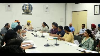 ਪਠਾਨਕੋਟ: ਵੱਖ-ਵੱਖ ਵਿਭਾਗਾਂ ਵੱਲੋਂ ਚਲਾਏ ਜਾ ਰਹੇ ਵਿਕਾਸ ਕਾਰਜਾਂ ਦੇ ਪ੍ਰੋਜੈਕਟਾਂ ਦੀ ਡਿਪਟੀ ਕਮਿਸ਼ਮਰ ਵਲੋਂ ਮਲਕਪੁਰ ਵਿਖੇ ਕੀਤੀ ਗਈ ਰੀਵਿਊ ਮੀਟਿੰਗ