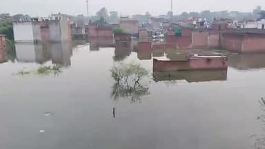 मुरादाबाद: भोलानाथ कॉलोनी में दो दिन लगातार भारी बारिश होने के चलते लोगों के घर के सामने हुआ जल भराव लोगों के सामने खड़ी हुई