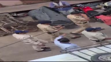 इंदौर: पंढरीनाथ क्षेत्र में कबूतर खाने में हुई हत्या के आरोपियों को पुलिस लेकर पहुंची घटनास्थल, अन्य आरोपियों की तलाश जारी