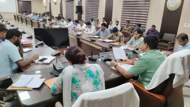 चंदौसी: बहजोई कलेक्टर सभागार में जिला अधिकारी की अध्यक्षता में आईजीआरएस से संबंधित शिकायतों के संबंध में बैठक का हुआ आयोजन